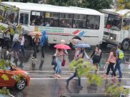 На выходных на улицу без зонтиков лучше не выходить.