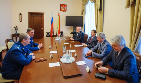 Губернатору представили нового прокурора.