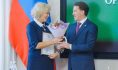 Губернатор наградил лучших педагогов.