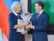 Губернатор наградил лучших педагогов.