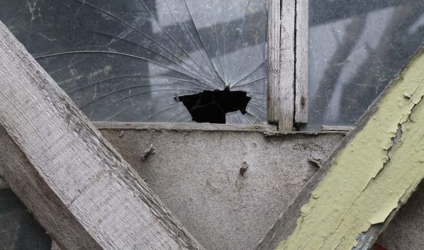 Мужчина расстрелял окна дома.