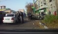 Мужчину усадили в служебное авто полицейских.