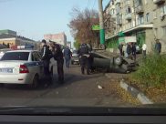 Мужчину усадили в служебное авто полицейских.