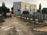 Вот здесь строят крупный магазин.