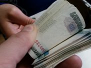 Мужчина не работал, но получал зарплату.