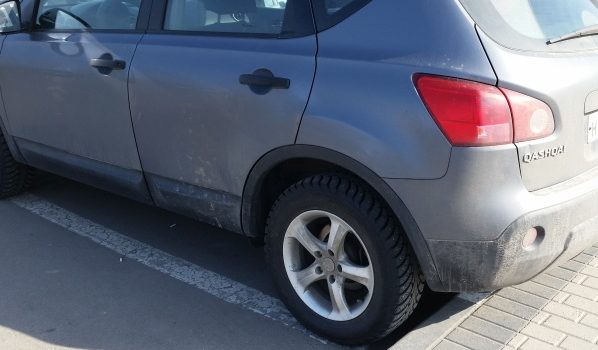 Иномарку угнали с парковки.