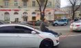 Во время покатушек мимо проехала машина полиции.