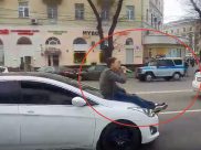 Во время покатушек мимо проехала машина полиции.