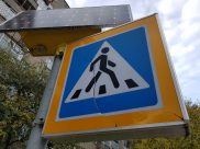 Девочка переходила дорогу по переходу.