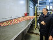 Алексей Гордеев на предприятии в Острогожском районе.