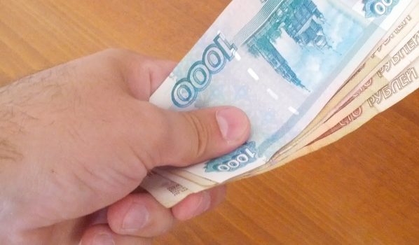 Мужчина предложил взятку.