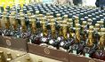 Женщина спрятала коньяк в сумку.