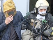 Людей вывели при помощи масок.