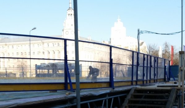 В Воронеже начинают монтировать катки.