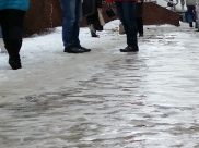 Дети могли упасть на льду.