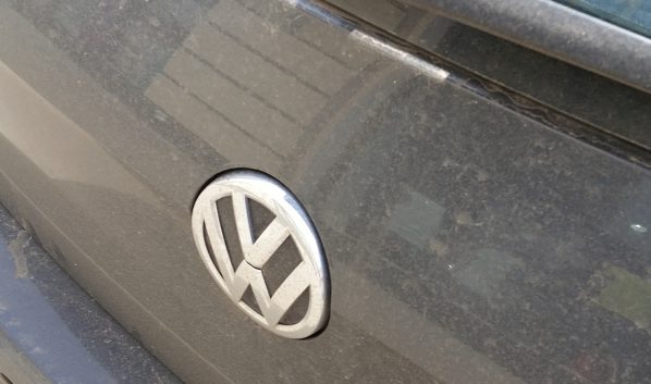 Volkswagen опрокинулся.