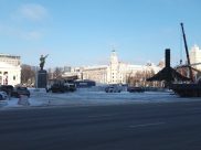 В городе начали монтировать главную ёлку.
