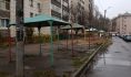 Девочка ходила по дворам.