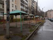 Девочка ходила по дворам.