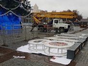 Конструкцию повалил ветер.
