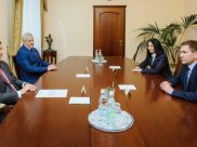 Новую руководительницу представили губернатору.Новую руководительницу представили губернатору.