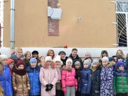 Памятная доска на здании гимназии имени Басова.