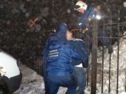 Пострадавшего пришлось снимать спасателям.