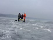 Спасатели регулярно вызволяют их воды рыбаков.