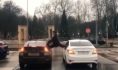 На шпагат села девушка.