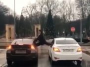 Шпагат между авто в Центральном парке.