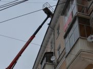 Снег очищают с крыш в Воронеже.