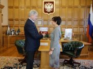 Александр Гусев вручил почетный знак Марине Раковой.