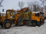 Снег вывозят с улиц Воронежа.