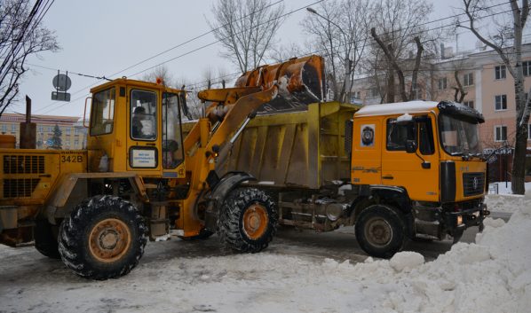 Снег вывозят с улиц Воронежа.