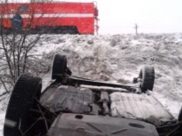 Автомобиль опрокинулся.