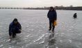 Рыбаки со льда не ушли.