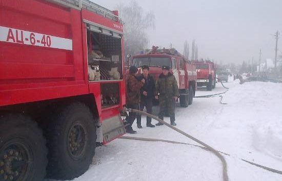 В Воронеже полыхавший в квартире многоэтажки ночью пожар тушили 14 человек