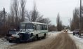 Легковушка врезалась в автобус.