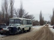 Легковушка врезалась в автобус.