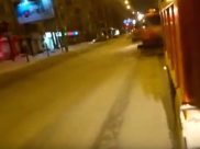 Уборка снега из кабины коммунальной техники.