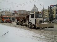 Воронежец убирают спецтехникой.