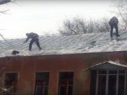 Как в Воронеже чистят крышу.