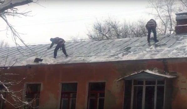 Как в Воронеже чистят крышу.