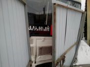 Автобус протаранил ворота.