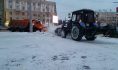 Улицы города очищают от снега.