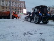 Улицы города очищают от снега.
