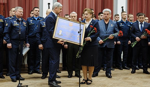 Александр Гусев вручил директору школы памятную доску с именем Романа Филипова.