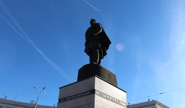 Памятник генералу Ивану Черняховскому в Воронеже.