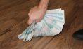 Мужчина прятал деньги под матрас.