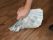 Мужчина прятал деньги под матрас.